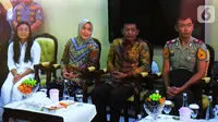 Kabareskrim Polri Komjen Pol Idham Azis (kedua kanan) didampingi sang istri Fitri Handari (kedua kiri) menerima kunjungan Komisi III DPR RI di kediamannya, Jakarta, Rabu (30/10/2019). Kunjungan tersebut bagian dari fit and proper test terhadap Idham sebagai calon Kapolri. (merdeka.com/ImamBuhori)