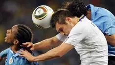Duel antara gelandang Prancis, Yoann Gourcuff (kanan depan) dengan pemain Uruguay Alvaro Pereira (kiri) di penyisihan Grup A PD 2010 di Cape Town Stadium, 11 Juni 2010. Skor 0-0. AFP PHOTO / FRANCK FIFE 