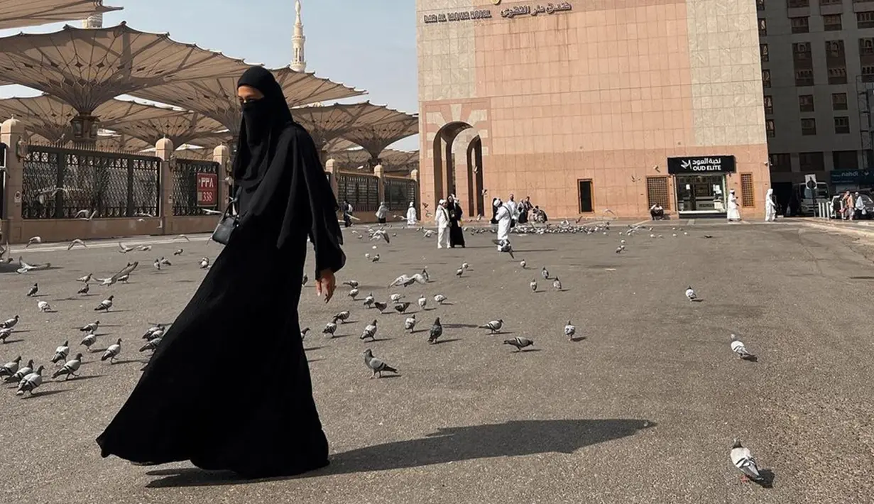 Pada unggahan di akun Instagram pribadinya dirinya terlihat tengah berada di Masjid Nabawi, Madinah. Unggahan Paula ini juga banjir pujian dari rekan selebriti lainnya. (Liputan6.com/IG/@paula_verhoeven)