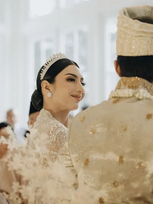 Penampilan Tyas semakin menawan dengan perhiasan seperti anting-anting dari brand lokal, Adelle Jewellery.  [@morden.co]