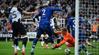 Bek Chelsea asal Prancis #02 Axel Disasi mencetak gol bunuh diri dalam pertandingan babak 16 besar Piala Liga Inggris (Carabao Cup) antara Newcastle United dan Chelsea di St James' Park di Newcastle-upon-Tyne, Inggris timur laut, Kamis dini hari WIB (31/10/2024). (ANDY BUCHANAN/AFP)