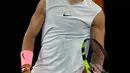 Petenis Spanyol, Rafael Nadal menahan sakit saat bertanding melawan petenis Kroasia, Marin Cilic di perempat final Australia Terbuka 2018, Selasa (23/1). Unggulan teratas itu sudah mengalami masalah pada paha kanannya di set keempat. (AP/Dita Alangkara)