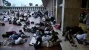 Ribuan umat muslim dari berbagai daerah sedang beristirahat usai melakukan perjalanan dan menjalankan salat Shubuh di Masjid Istiqlal, Jakarta. (04/10). Lebih dari 70 bus berukuran besar berjejer di kompleks Masjid Istiqlal. (Liputan6.com/Johan Tallo)