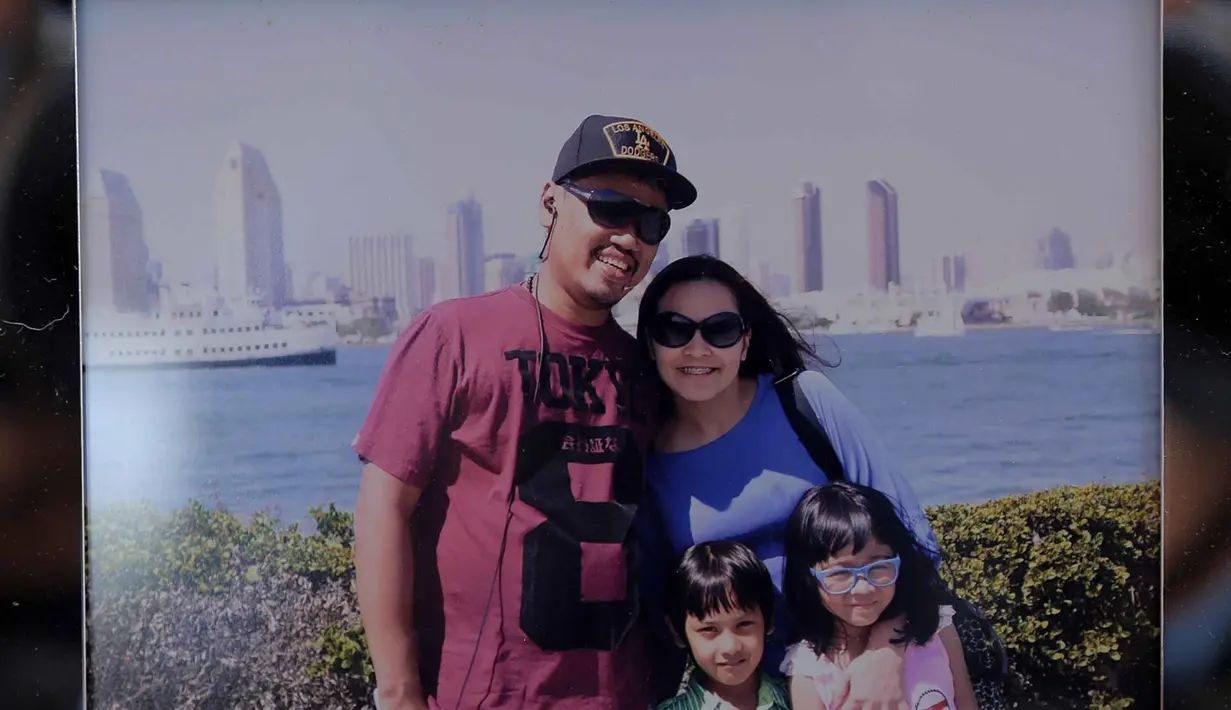 "Pas lagi makan tau-tau ketemu mas Uya, lagi bawa gitar terus datang ke aku kayak pengamen," ucapnya kepada Bintang.com saat ditemui di rumahnya di kawasan Jakarta Timur. (dok. Pribadi/Bintang.com)