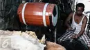 Ridho (52) memasang pengikat untuk membuat bedug di kawasan, Tanah Abang, Jakarta, (17/6). Menjelang lebaran, sejumlah pedagang menjual aneka ragam bedug yang dijual dari harga Rp. 100 ribu hingga Rp 4 juta. (Liputan6.com/Faizal Fanani)