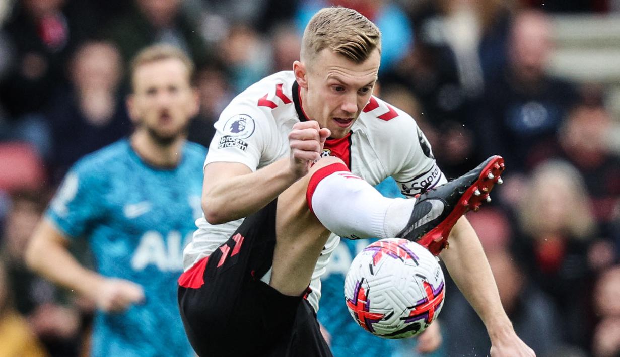 Pemain Southampton, James Ward-Prowse mengontrol bola pada laga lanjutan Liga Inggris 2022/2023 melawan Tottenham Hotspur di St Mary's Stadium, Southampton, Inggris, 28 Maret 2023. Kontrak James Ward-Prowse di Southampton berlangsung hingga 2026. Kini, ia memiliki nilai pasar 38 juta euro. (AFP/Adrian Dennis)