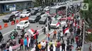 Massa dari Aliansi Anak Bangsa Cinta Kedamaian menggelar aksi unjuk rasa di depan Gedung Polda Metro Jaya, Jakarta, Senin (7/12/2020). Massa menuntut aparat kepolisian segera menangkap Rizieq Shihab atas dugaan pelanggaran protokol kesehatan beberapa waktu lalu. (Liputan6.com/Immanuel Antonius)