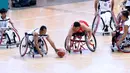 Pebasket difabel Indonesia, Kasep Ayatulloh berebut bola dengan pemain Thailand pada laga Indonesia Para Games Invitational Tournament 2018 di Hall A GBK, Jakarta, Senin (2/7). Indonesia kalah 35-58. (Liputan6.com/Helmi Fithriansyah)