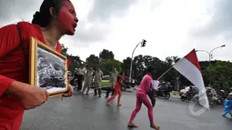Ratusan simpatisan Koalisi Masyarakat Pengawal Konstitusi (Kompak) melakukan aksi ke Istana Negara, Jakarta, Rabu (11/2/2015). Sebuah aksi teaterikal dipertunjukkan massa Kompak. (Liputan6.com/Faizal Fanani) 