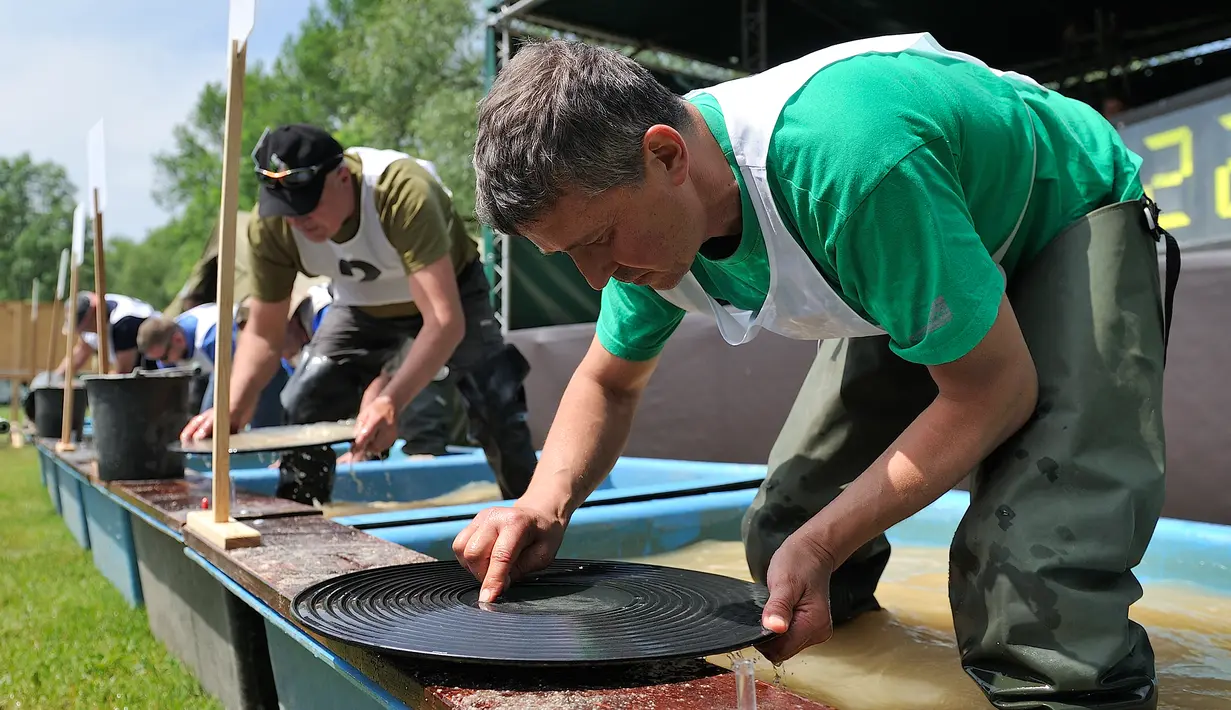 Juara Dunia Gold Panning Dirk Mehlhorn ikut ambil bagian dalam kejuaraan tahunan di Zlotoryja, Polandia, 28 Mei 2016. Para penggali emas profesional dari seluruh dunia itu mencoba keberuntungan mencari emas dalam perlombaan tersebut. (Piotr HAWALEJ/AFP)