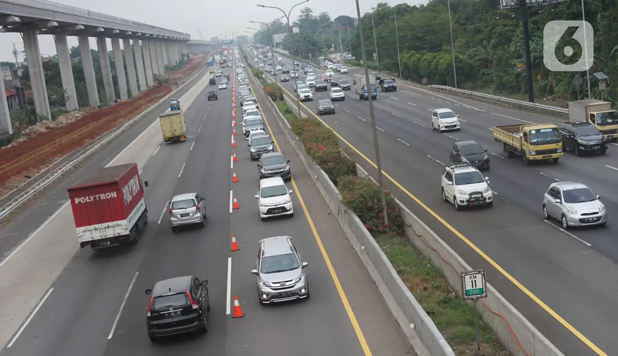 Kendaraan melintasi ruas tol Jagorawi di Jakarta, Rabu (20/11/2019). Dari rencana 17 ruas tol, satu ruas sudah naik yaitu Jakarta-Tangerang, sementara tiga ruas sedang proses (Jagorawi, Mojokerto-Kertosono, dan Makassar seksi IV). (Liputan6.com/Immanuel Antonius)