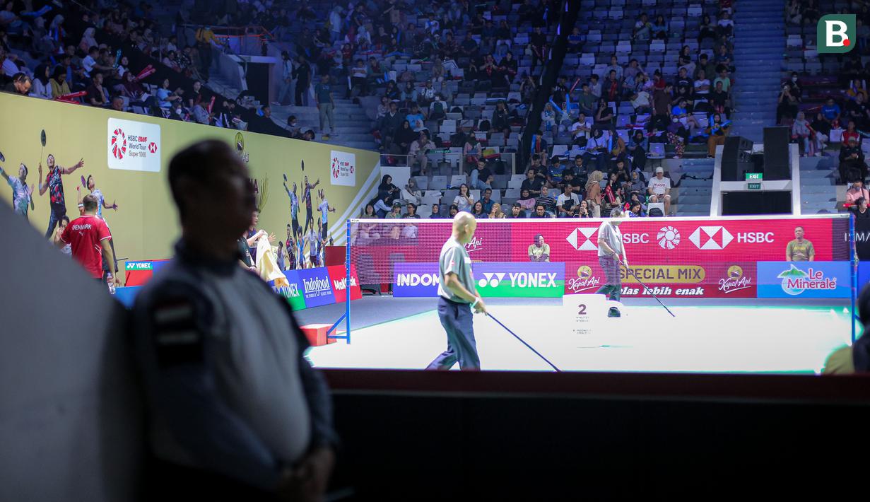 Pemandangan sepi di tribune Istora Senayan, Jakarta saat babak 16 besar Indonesia Open 2024 pada Kamis (06/06/2024). (Bola.com/Bagaskara Lazuardi)