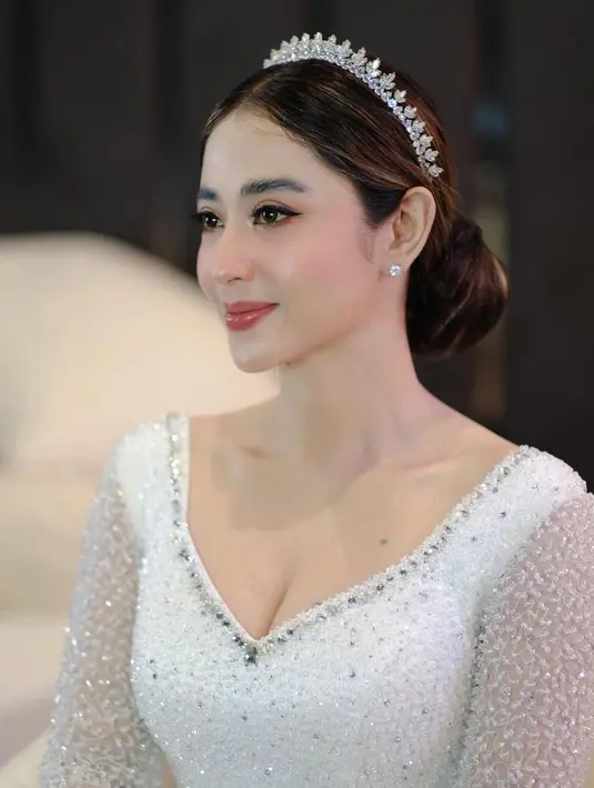 Rambut kecoklatan Dewi Persik ditata dengan gaya sanggul modern dan mahkota berlian [@dewiperssik9]
