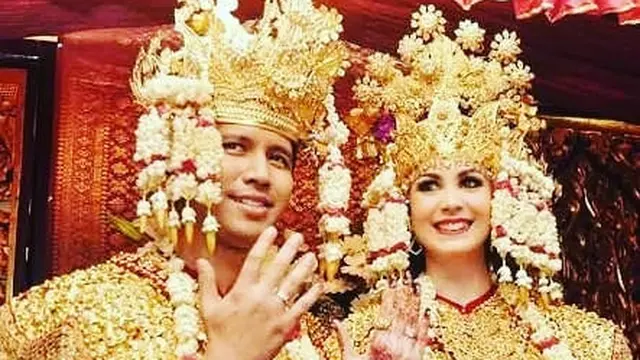 Rayakan 7 Tahun Pernikahan, Ini 6 Potret Perjalanan Cinta Arumi Bachsin dan Emil Dardak