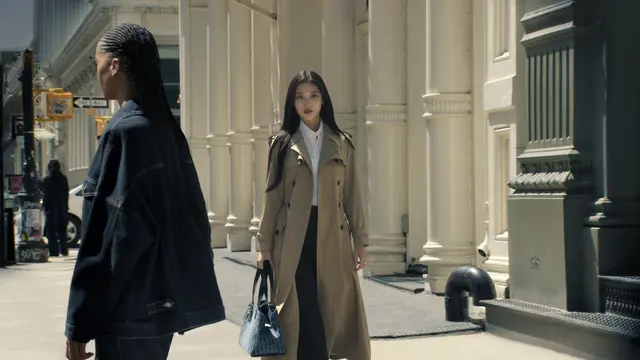 Tiru Gaya Modis Haerin NewJeans Kenakan Denim Vintage dari Dior Obilique