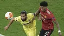 Striker Manchester United, Marcus Rashford (kanan) berebut bola dengan bek Villarreal, Raul Albiol dalam laga final Liga Europa 2020/2021 di Gdansk Stadium, Polandia, Rabu (26/5/2021). Manchester United kalah 11-12 (1-1) dari Villarreal lewat adu penalti. (AP/Michael Sohn/Pool)