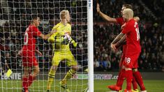 Pemain Liverpool, Philippe Coutinho  (kiri) merayakan golnya bersama rekan-rekannya saat melawan Derby County pada putaran ketiga Piala Liga Inggris di Stadion Pride Park, Rabu (21/9/2016) dini hari WIB. (Action Images via Reuters/Andrew Boyers)