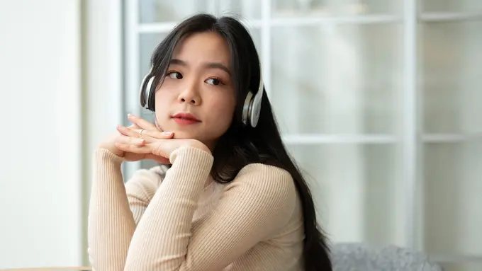 cantik mendengar musik kalem