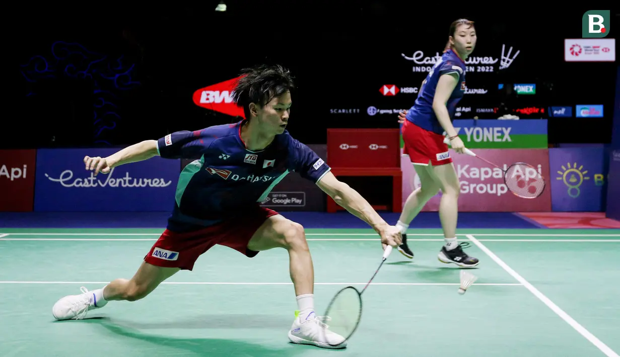 Pebulu tangkis ganda campuran Jepang, Yuta Watanabe/Arisa Higashino saat bertanding melawan pebulu tangkis ganda campuran China, Zheng Si Wei/Huang Ya Qiong pada babak final Indonesia Open 2022 di Istora Senayan, Jakarta, Minggu (19/06/2022). (Bola.com/Bagaskara Lazuardi)