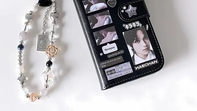 Flip Case ala Bapak-Bapak Jadi Trend Lagi Berkat Gen Z, Dihias Stiker Aesthetic & Charm Gemas