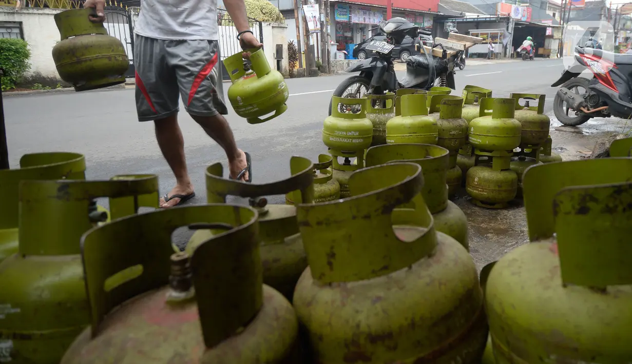 Pekerja menata tabung gas LPG 3 yang kosong sebelum pengisian ulang di agen LPG, Pamulang, Tangerang Selatan, Kamis (5/11/2020). Dalam dua bulan di masa pandemi ini, permintaan LPG subsidi 3 Kg ditingkat pengecer meningkat 5 persen untuk memenuhi kebutuhan masyarakat. (merdeka.com/Dwi Narwoko)