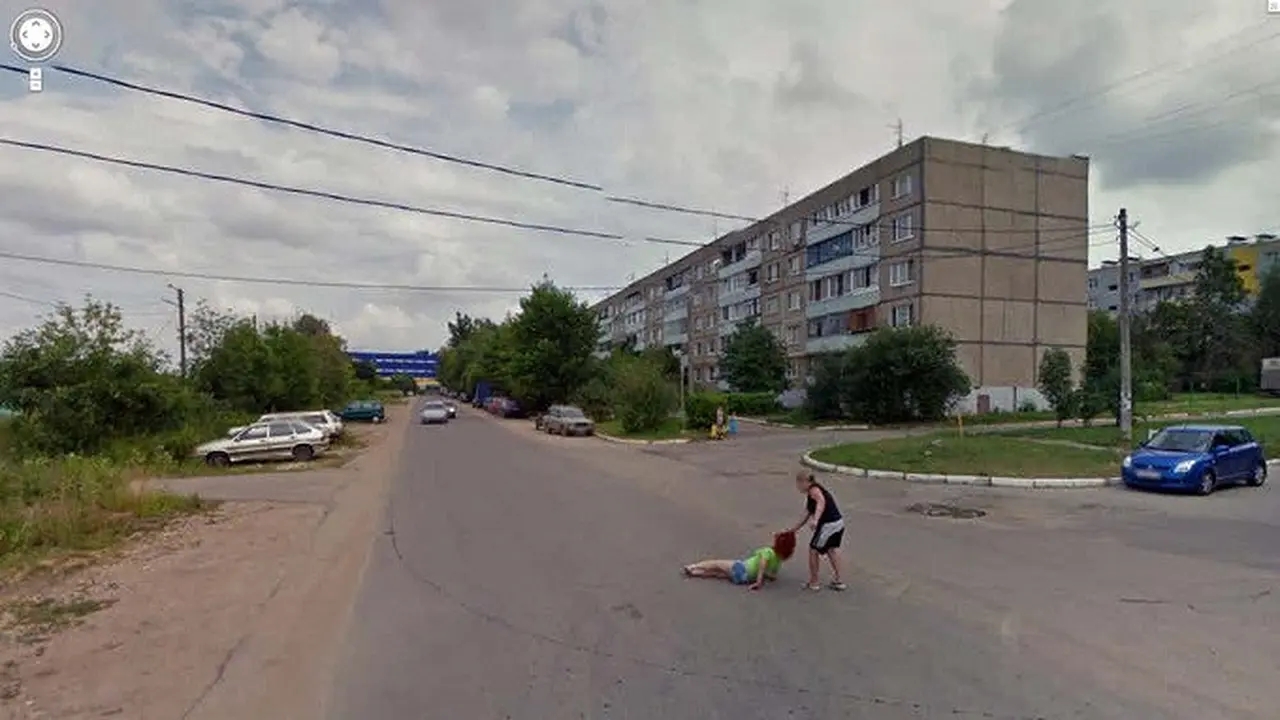Penampakan berkelahi di tengah jalan raya (Google Earth)