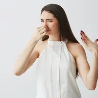 potret perempuan menutup hidung karena aroma tidak sedap/copyright freepik.com/cookie_studio