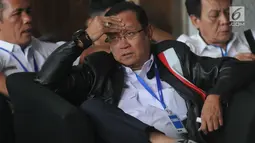 Direktur Utama PT Kereta Api Indonesia Edi Sukmoro duduk menunggu di lobi gedung KPK, Jakarta, Senin (12/08/2019). Edi Sukmoro akan menemui pempinan KPK untuk melakukan konsultasi pencegahan tindak pidana korupsi. (merdeka.com/Dwi Narwoko)