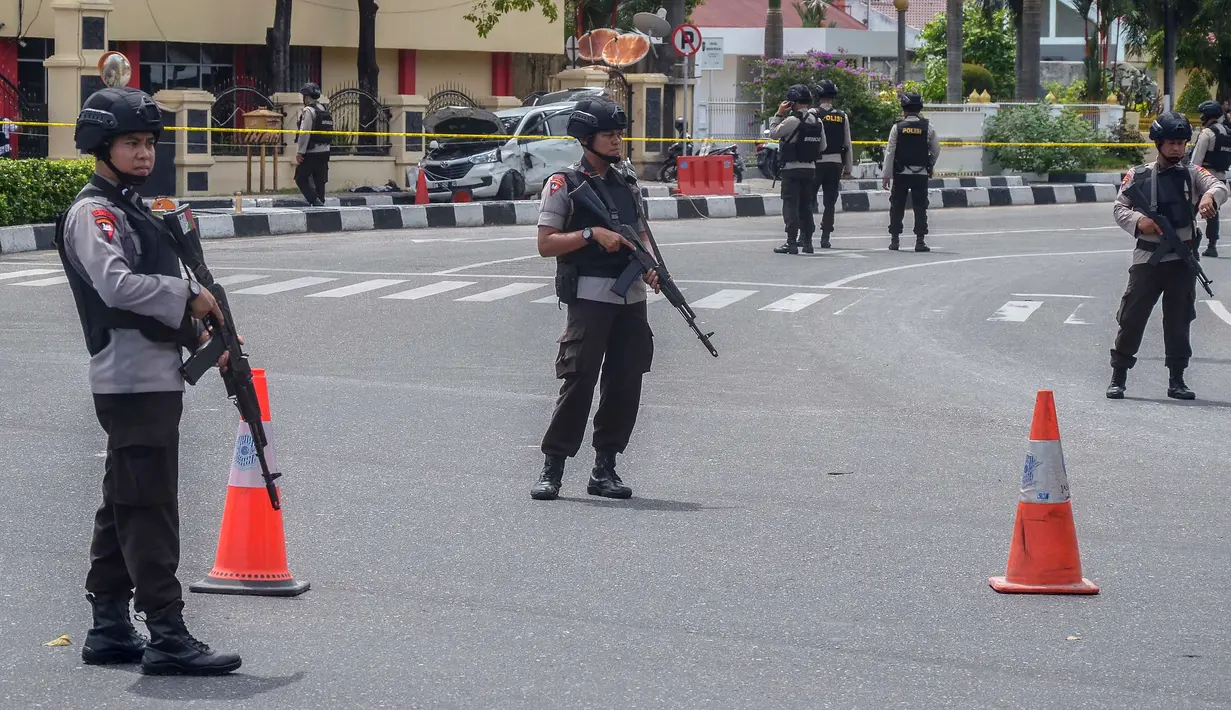 Suasana saat polisi bersenjata berjaga di sekitar Mapolda Riau, Rabu (16/5). Seorang polisi meninggal dalam serangan yang dilakukan kelompok terduga teroris di Mapolda Riau. (WAHYUDI/AFP)