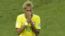 Striker Brasil, Neymar, tampak kecewa gagal mencetak gol saat melawan Swiss pada laga Grup E Piala Dunia di Rostov Arena, Rostov-on-Don, Minggu (17/6/2018). Kedua negara bermain imbang 1-1. (AP/Andrew Medichini)