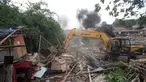 Bangunan liar di sekitar stasiun pasar Minggu saaat di bongkar oleh petugas, Jakarta, Selasa (30/12/2014). (Liputan6.com/Faizal Fanani)