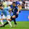 Penyerang Inter Milan #10 Lautaro Martinez berebut bola dengan bek Lazio #34 Mario Gila Fuentes dalam laga giornata 37 Serie A 2023/2024 di Giuseppe Meazza, Minggu (19/5/2024) malam WIB. (Marco BERTORELLO / AFP)