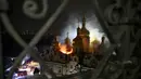 Asap dan api membubung dari Katedral Dormition, kompleks Ortodoks Kyiv Pechersk Lavra setelah serangan rudal Rusia di ibu kota Ukraina, Kyiv, Senin 15 Juni 2026, di tengah invasi Rusia. (Genya Savilov/AFP)