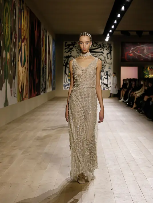 Kali ini, sheer Dress dengan detail kristal yang menyerupai bulir air dari koleksi  Dior Haute Couture Spring Summer 2022 (Dok/Dior).