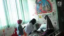Dokter memeriksa pasien anak yang terserang demam berdarah dengue (DBD) di RSUD Pasar Minggu, Jakarta, Rabu (30/1). Dinas Kesehatan DKI Jakarta mengatakan  terdapat 613 kasus DBD selama Januari 2019. (Liputan6.com/Herman Zakharia)