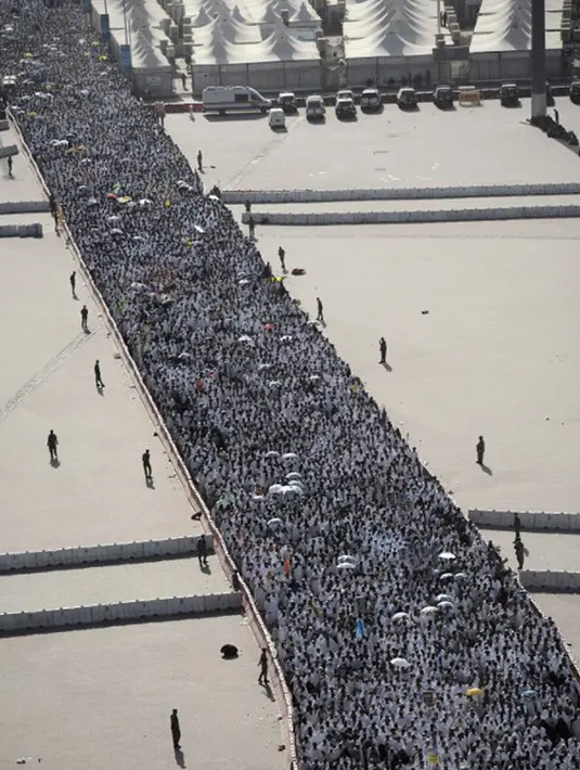 220 Jemaah haji dikabarkan meninggal setelah terinjak-injak saat berebutan untuk melempar jumroh, Mina, Kamis (24/9/2015). (AFP Photo)