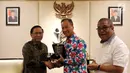 Direktur Utama Indosiar Imam Sudjarwo (kiri) memberikan cendera mata kepada Menteri Sosial Agus Gumiwang Kartasasmita (tengah) saat kunjungan ke Kementerian Sosial, Jakarta, Selasa (18/12). (Liputan6.com/JohanTallo)