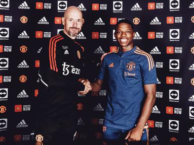 Manchester United (MU) akhirnya meresmikan perekrutan pemain pertama pada bursa transfer musim panas tahun 2022. Pelatih Setan Merah, Erik ten Hag, tampak hadir menemani sang pemain baru tersebut saat diperkenalkan. (Twitter Manchester United)