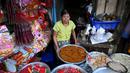Seorang wanita menjual makanan ringan tradisional Tionghoa jelang Tahun Baru Imlek di Distrik Pecinan Yangon, Myanmar, 18 Januari 2023. Tahun Baru Imlek 2023 yang disebut sebagai Tahun Kelinci akan jatuh pada tanggal 22 Januari. (STRINGER/AFP)