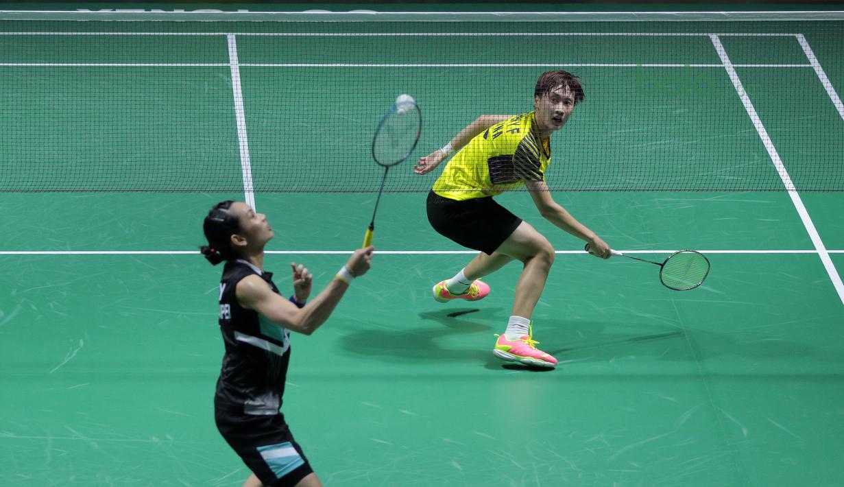 Tai Tzu Ying (kiri) saat mengembalikan kok ke arah Chen Yufei pada final Indonesia Open 2018 di Istora Senayan, Jakarta, (8/6/2018). Tai Tzu Ying menang 21-23 21-15 21-9. (Bola.com/Nick Hanoatubun)