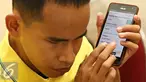 Penyandang tunanetra mengakses internet dalam acara Sosialisasi Pelatihan Internet Tunanetra di Rumah Internet Atmanto, Jakarta, Selasa (5/4). Diharapkan penyandang disabilitas dapat memperoleh akses terhadap teknologi. (Liputan6.com/Immanuel Antonius)