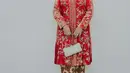 Ini adalah penampilan Kahiyang Ayu di pernikahan sang adik Kaesang dan Erina Gudono. Keluarga mengenakan kebaya merah rancangan Biyan yang sangat cantik. Sebuah kebaya kutubaru berwarna merah dari bahan velvet dipadukan dengan bordir dan manik-manik emas yang menyempurnakan penampilan Kahiyang menjadi ningrat di sini. [Foto: Instagram/ayanggkahiyang]