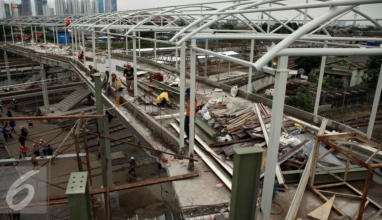 Pembangunan JPO di Stasiun Tanah Abang ditargetkan pada November ini memasuki tahap finishing, Jakarta, Senin (17/10). JPO ini ditargetkan kelar paling lambat Januari 2017. (Liputan6.com/Johan Tallo)