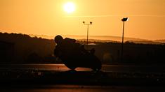 Sebuah siluet seorang pembalap saat berkompetisi dalam ajang 24 Hours of Le Mans yang berlangsung di Sirkuit Bugatti, Prancis, 19 April 2026 waktu setempat. (AFP/Julien De Rosa)