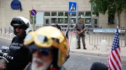 Petugas keamanan berjaga saat geng motor Israel Samson Riders tiba di Kedutaan Besar AS di Tel Aviv di Yerusalem (13/5). Amerika Serikat resmi memindahkan kedutaannya di Israel dari Tel Aviv ke Yerusalem. (AP Photo/Ariel Schalit)