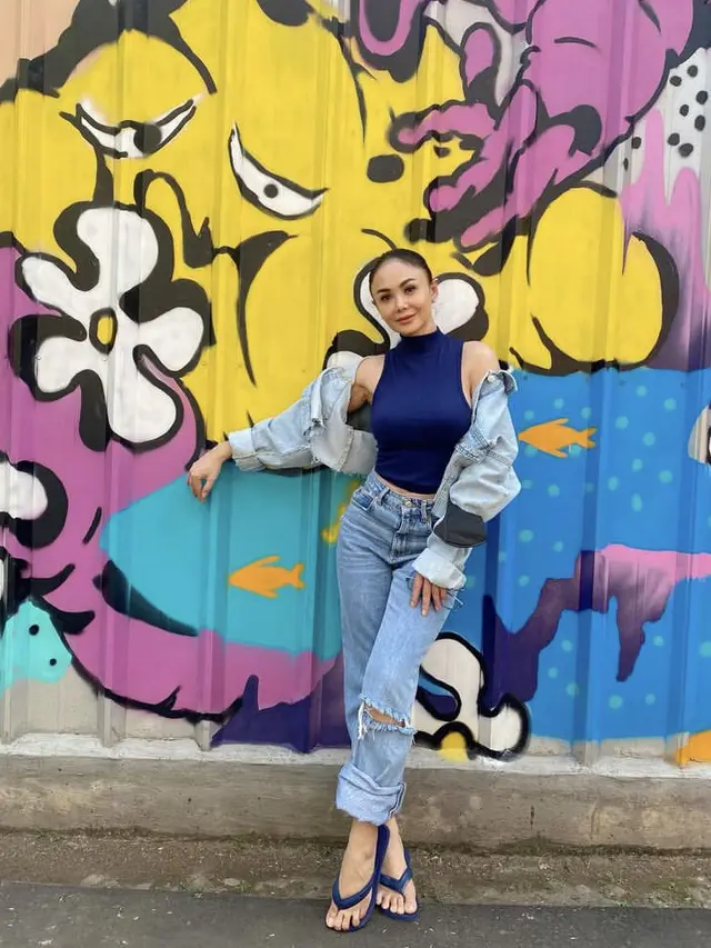 Tampilan Yuni Shara Kenakan Celana Robek-Robek dipadukan dengan item fashion yang membuat awet muda, credit: @yunishara36