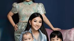 Tak hanya berdua dengan sang anak, Sarwendah ternyata mengajak adiknya yang bernama Wendy untuk menjalani pemotretan ini. Wenda tampil kompak menggunakan baju kembar dengan Thania. Begitu juga dengan Wendy dan Thalia yang sama-sama mengenakan dress warna senada. (Liputan6.com/IG/fdphotography90)