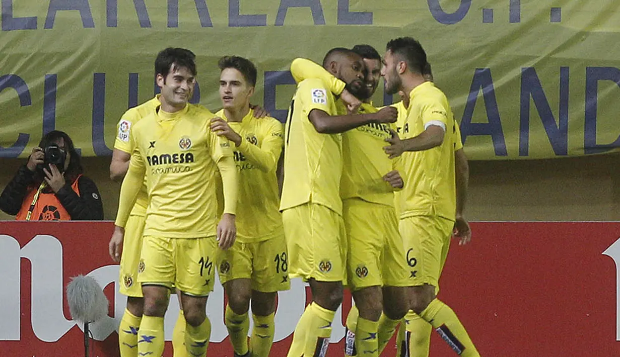Para pemain Villarreal merayakan gol ke gawang Real Madrid pada laga La Liga Spanyol di Stadion El Madrigal, Spanyol, Minggu (13/12/2015). (AFP/Jose Jordan)