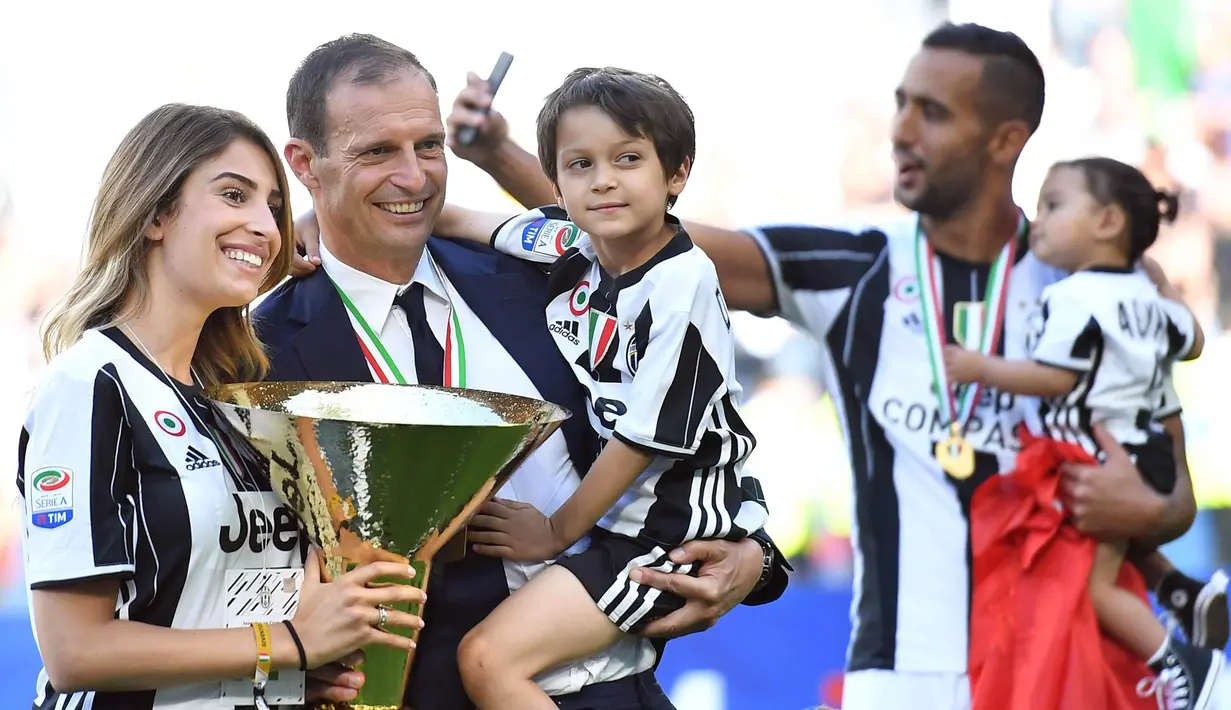 Pelatih Juventus, Massimiliano Allegri, merayakan gelar Scudetto yang ke-33 bersama istri dan anaknya usai mengalahkan Crotone pada laga Serie A di Stadion Juventus, Turin, Minggu (21/5/2017). (EPA/Alessandro Di Marco)