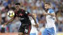 Gelandang AC Milan, Franck Kessie, mengontrol bola saat melawan Craiova, pada laga kualifikasi Liga Europa di Stadion Municipal, Rumania, Kamis (27/7/2017). Craiova kalah 0-1 dari AC Milan. (AP/Alexandru Dobre)
